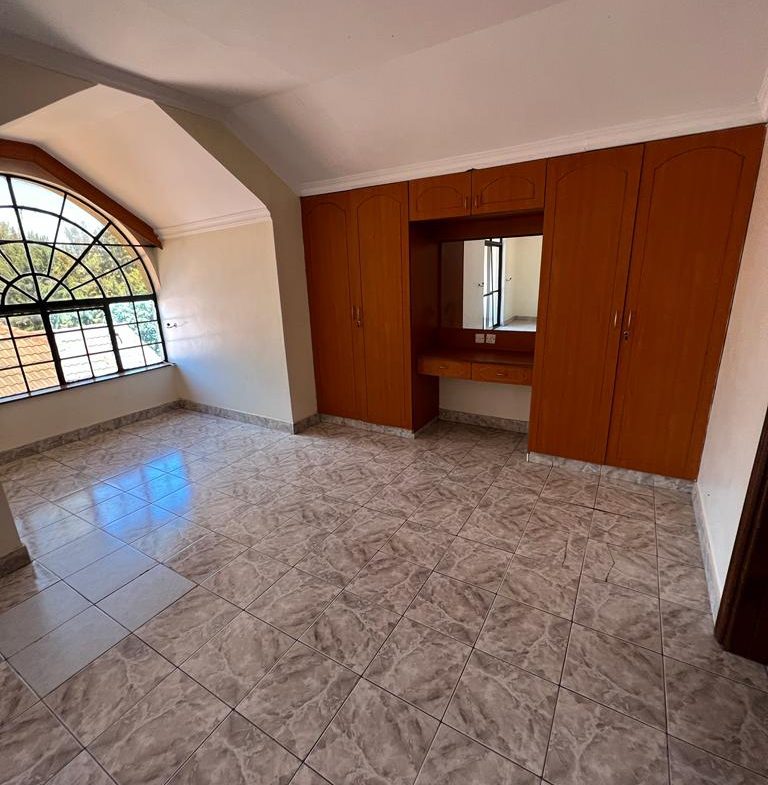 4BR House in Sarang Ombe for Sale